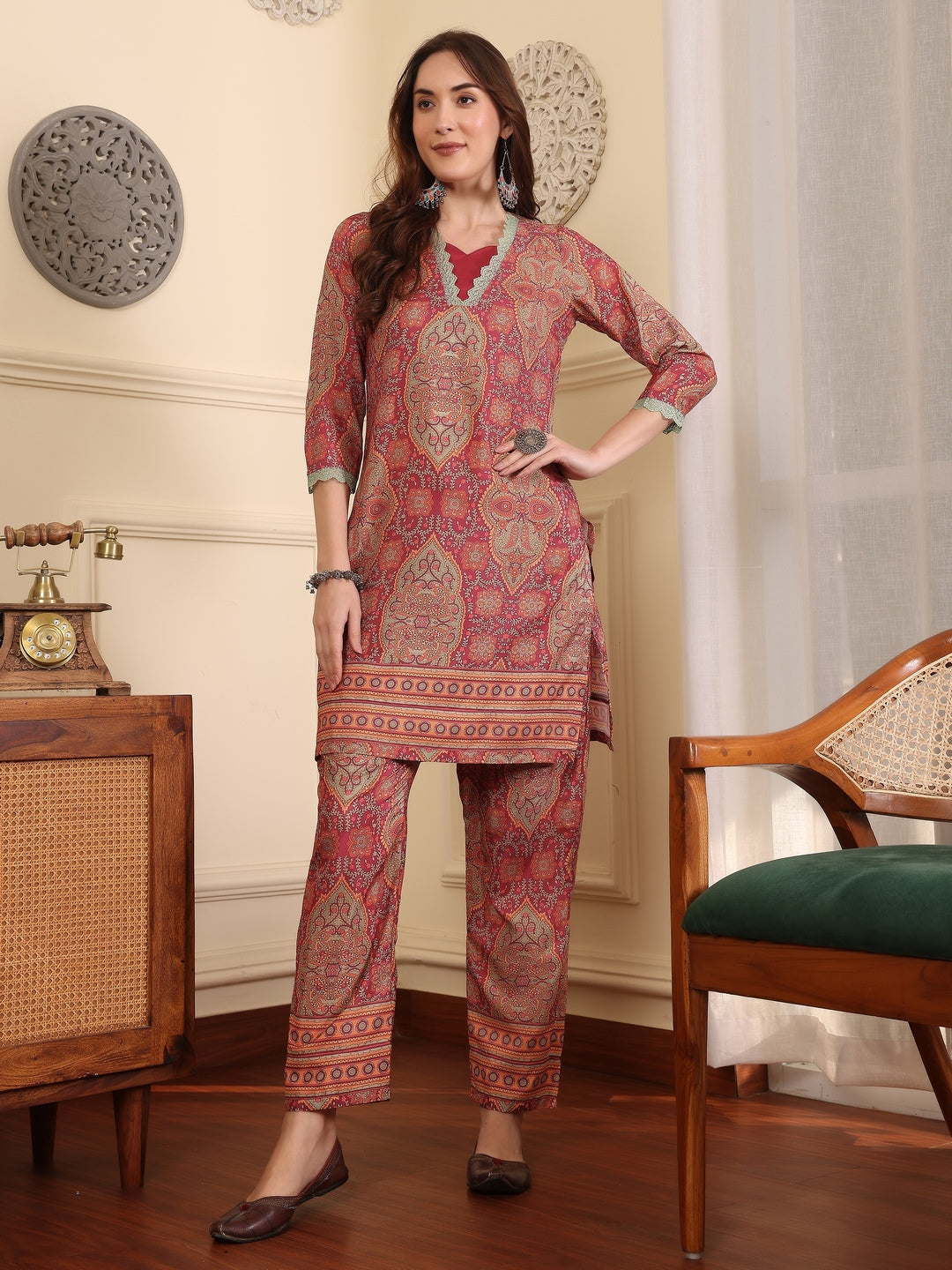 Women Floral Dyed Regular Kurta with Trousers