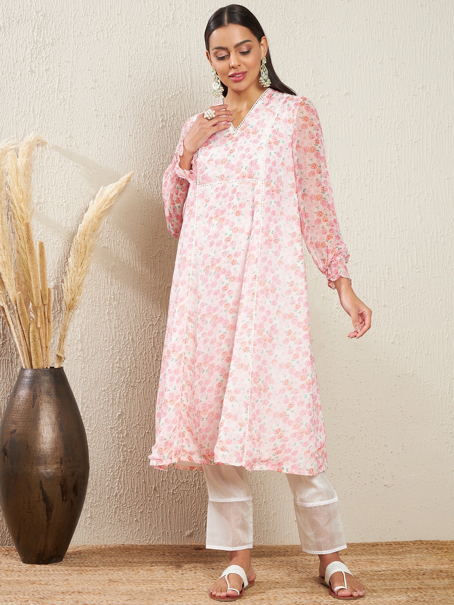 Women Floral Printed Panelled Kurta with Trousers