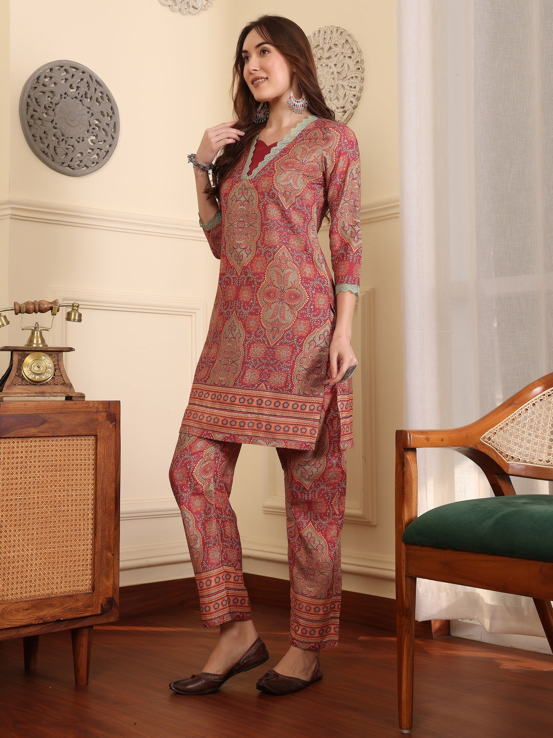 Women Floral Dyed Regular Kurta with Trousers